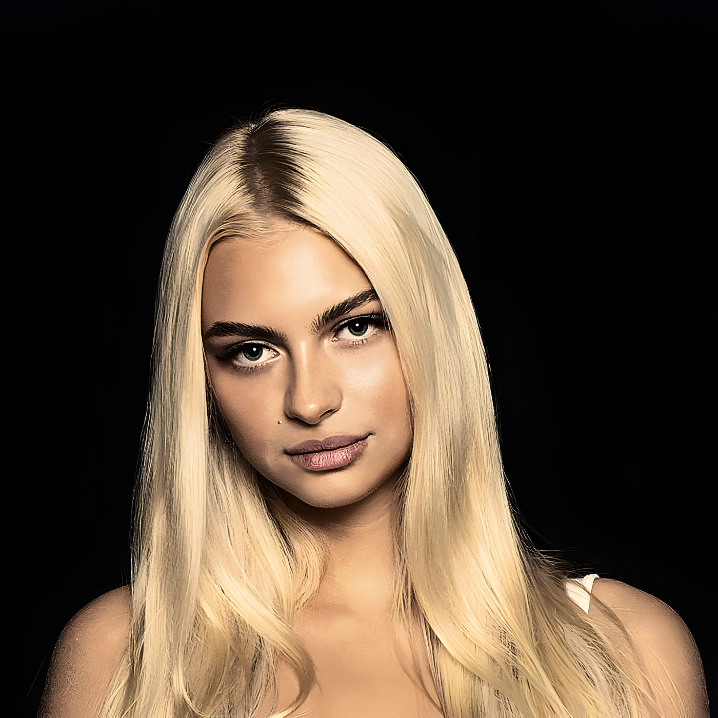 Portrét blond klientky s prirodzenými mihalnicami