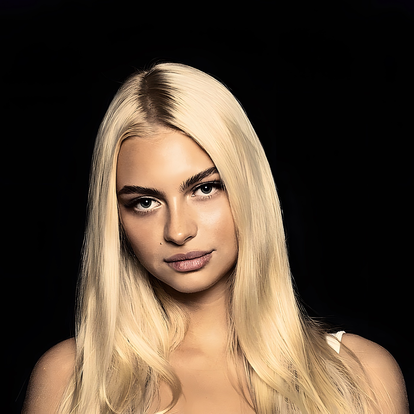 Portrét blond klientky s prirodzenými mihalnicami