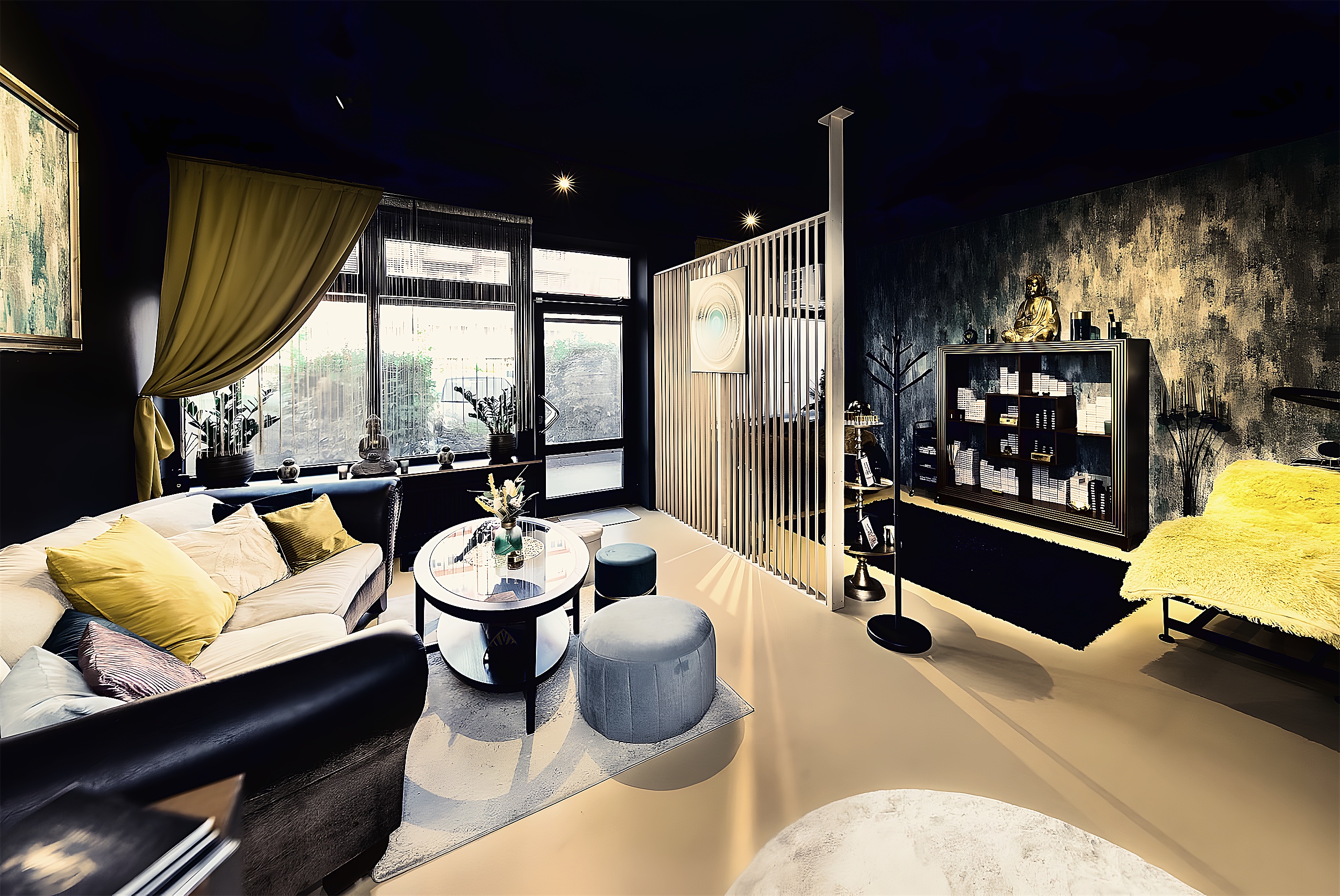 Interiér štúdia Leferty: krémový chesterfield, drevená deliaca stena, zlatý Budha nad policou s produktmi a žlté lehátko